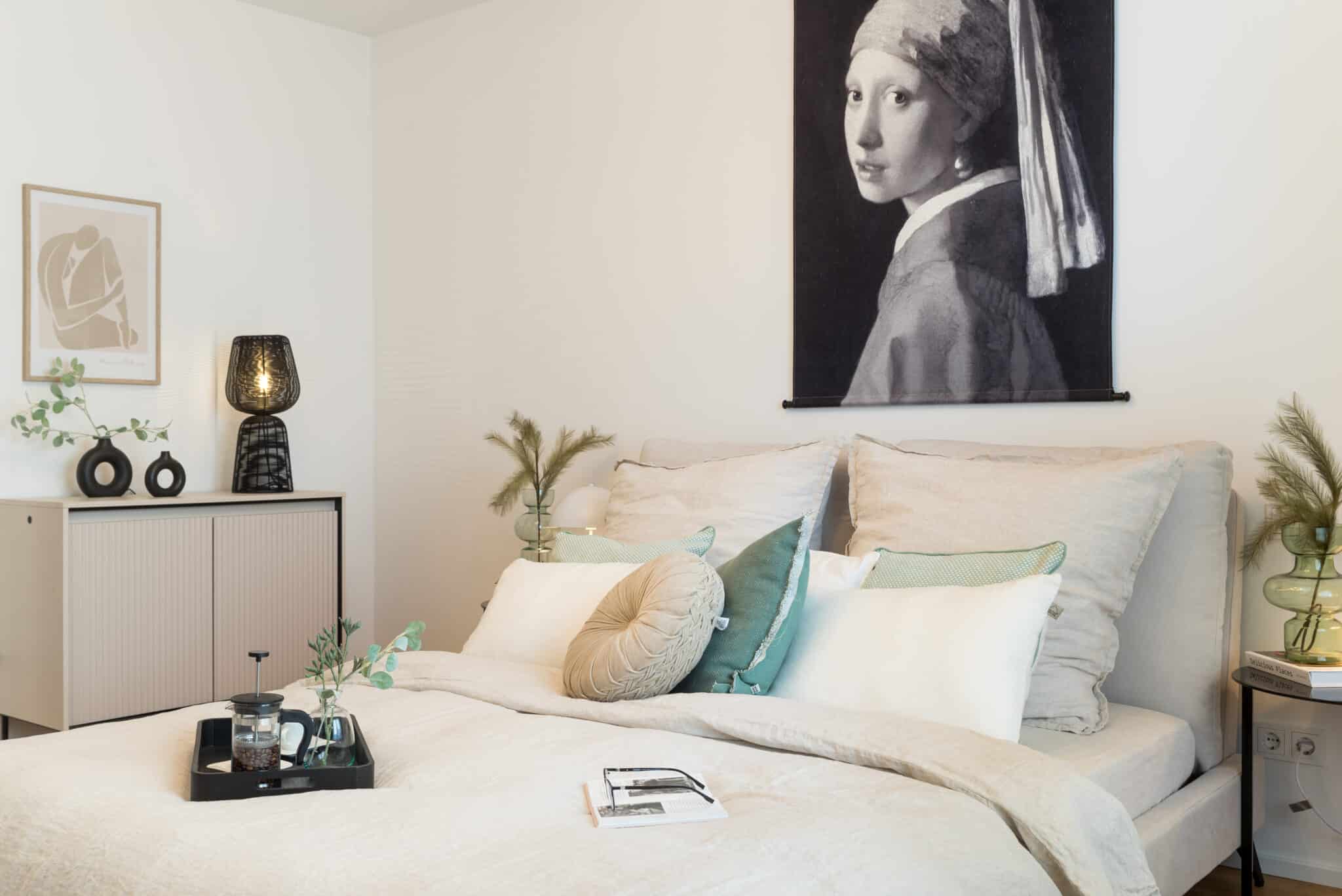 Blick in das stylische Schlafzimmer